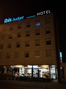 卡托维兹ibis budget Katowice Centrum的一座建筑,在晚上为酒店标有标志