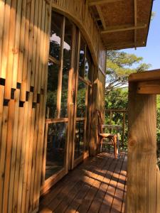 托比亚Casa del Árbol Colombia的小屋的木门廊,设有窗户