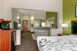 Sleep Inn & Suites Montgomery East I-85客房内的一张或多张床位