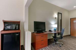 蒙哥马利Sleep Inn & Suites Montgomery East I-85的酒店客房设有一张书桌、一台电视和一台电脑
