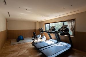 THE HIRAMATSU HOTELS & RESORTS SENGOKUHARA HAKONE的健身中心和/或健身设施