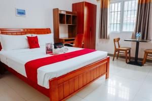 RedDoorz Plus near Camella La Brisa Lapulapu客房内的一张或多张床位