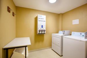 阿拉胡埃拉圣何塞机场智选假日酒店的洗衣房配有洗衣机和烘干机