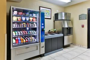 阿拉胡埃拉圣何塞机场智选假日酒店的装满大量苏打水的冰箱