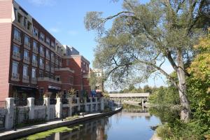 内珀维尔内珀维尔河滨因迪格酒店的城市里一条有建筑物和桥梁的河流