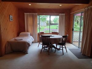 斯科茨代尔Belle Cottage的客房设有桌子、床和窗户。