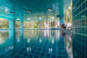 曼谷iCheck inn Residences Sathorn的铺有蓝色瓷砖的游泳池