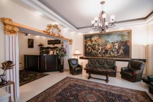 克拉约瓦克拉约瓦皇家酒店的客厅配有吊灯和墙上的绘画