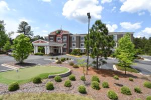 南派恩斯Holiday Inn Express & Suites Southern Pines-Pinehurst Area, an IHG Hotel的建筑物前部的 ⁇ 染