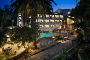 阿瓦隆Catalina Canyon Inn的夜间设有游泳池的酒店