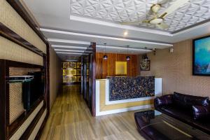 印多尔Treebo Trend Shivani的带沙发和墙壁的客厅
