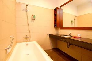 勒吉安Kuta Paradise 777的带浴缸和盥洗盆的浴室