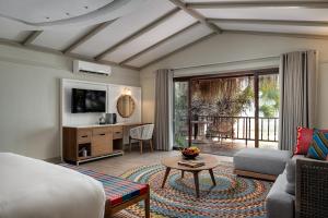 巴扎鲁托巴扎鲁托岛安纳塔拉度假酒店的酒店客房设有一张特大号床和一间客厅。
