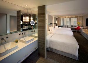 香港弥敦酒店的酒店客房设有一张床、两个水槽和一间浴室