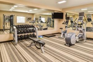 阿比林阿比林堪得伍德套房酒店的健身室配有跑步机和健身器材