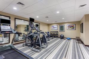 伯利恒Candlewood Suites Bethlehem South, an IHG Hotel的健身房设有跑步机和椭圆机