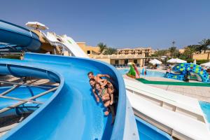 赫尔格达Three Corners Rihana Resort El Gouna的一群人滑倒在水上公园的水滑梯