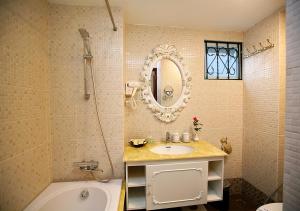 河内Hanoi Hotel Royal的一间带水槽、浴缸和镜子的浴室