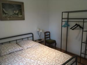 Bosc-Bénard-ComminLA POMMERAIE的卧室配有一张床,墙上挂着一幅画