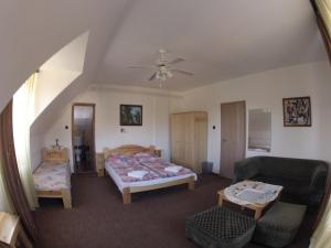 布达厄尔什奥林波斯旅馆的一间卧室配有两张床和吊扇