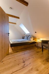 LeisnigFerienwohnung Leisnig的一间卧室配有一张床和天窗