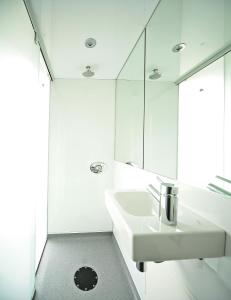 伦敦Snoozebox Olympic Park的白色的浴室设有水槽和镜子