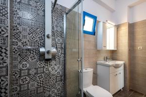 圣尼古拉奥斯米克罗妮斯公寓的一间带卫生间和玻璃淋浴间的浴室