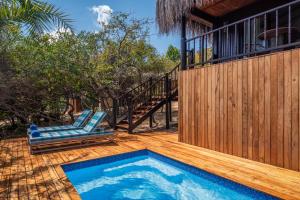 巴扎鲁托巴扎鲁托岛安纳塔拉度假酒店的一个带游泳池、椅子和房子的甲板