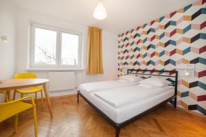 克拉科夫亚特兰蒂斯旅馆的一间卧室配有一张几何墙床