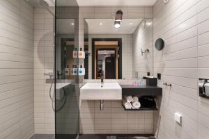 德拉门Quality Hotel River Station的一间带水槽和淋浴的浴室