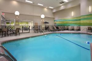 波特兰波特兰机场假日酒店I-205的游泳池位于酒店客房内,配有桌椅