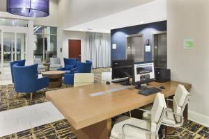 奥古斯塔奥古斯塔西20号州际公路假日酒店的办公室配有书桌、电脑和蓝色椅子