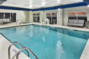 奥古斯塔奥古斯塔西20号州际公路假日酒店的蓝色海水大型游泳池
