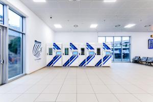 泰塞拉Resting Pods - ZzzleepandGo VCE Venice Airport的建筑中设有蓝色和白色门的房间