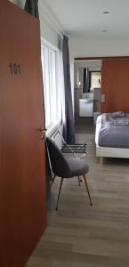 霍芬阿伯特科宾馆的一间卧室,卧室内配有一张床和一把椅子