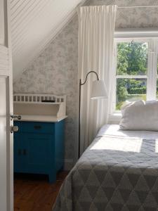 LjugarnStrandvillan Ljugarn的一间卧室设有蓝色的床和窗户。