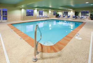 都柏林都柏林哥伦布智选假日酒店的酒店大堂的大型游泳池
