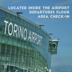 卡塞勒托瑞尼斯Resting Pods - ZzzleepandGoTRN Torino Airport的大楼一侧的托里诺机场标志