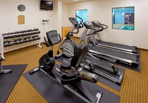 莱瑟姆Holiday Inn Express & Suites Albany Airport Area - Latham, an IHG Hotel的健身房设有跑步机和健身自行车