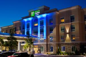 杰汉奈Holiday Inn Express & Suites Columbus - Easton Area, an IHG Hotel的蓝色灯的酒店大楼