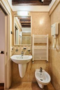 威尼斯Hotel Vecellio Venice on the Lagoon的一间带水槽和镜子的浴室