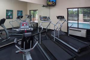 克莱蒙智选假日酒店 - 克莱蒙特的健身房设有跑步机和椭圆机