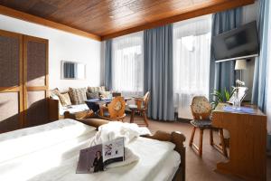 菲希特尔山区巴特贝内克希尔施高登酒店的酒店客房设有床和客厅。