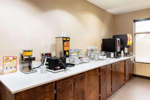 派恩布拉夫Comfort Inn & Suites Pine Bluff的带咖啡壶的柜台的厨房