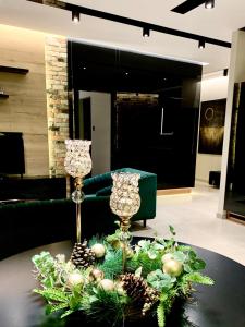 华沙ZLOTA Luxury Apartments的一张桌子,上面有两杯酒和圣诞装饰