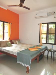 科钦Kochill - Relax & Stay -的一间卧室配有一张橙色墙壁的床