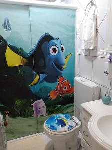佩尼亚Beto Pousada的浴室设有鱼类主题的淋浴帘