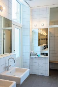 哥本哈根安睡天堂酒店的白色的浴室设有水槽和镜子