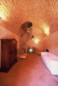 阿夏诺La Torre的带沙发和螺旋楼梯的客厅