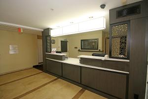 纽波特纽斯约克城纽波特纽斯烛木套房酒店的一间设有现金寄存处和镜子的等候室